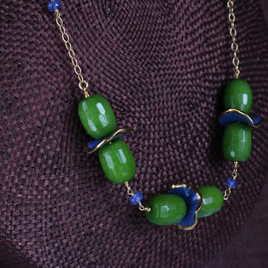 Collana con tanzanite, giada e ruches in ceramica dipinta con oro 24k