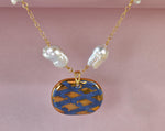 Collana con perle barocche e ceramica dipinta a mano pied de poule con oro 24k