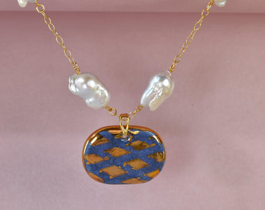 Collana con perle barocche e ceramica dipinta a mano pied de poule con oro 24k