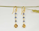 Orecchini pendenti con tanzanite e cristallo di rocca dipinto con oro 24k