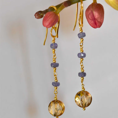 Orecchini pendenti con tanzanite e cristallo di rocca dipinto con oro 24k