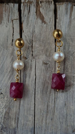 Orecchini a perno con perle Akoya e rubini
