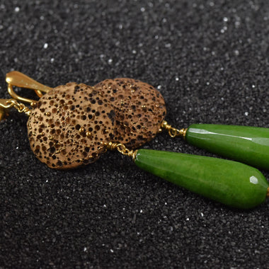 Orecchini pendenti in argento con pietra lavica dipinta oro 24k e giada