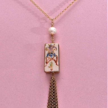 Collana lunga in argento placcato oro, con ceramica dipinta a mano oro puro 24k a terzo fuoco e perla naturale.