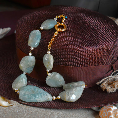 Collana con acquamarina grezza e perle