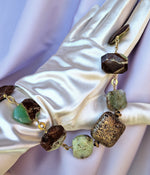 Collana con crisoprasio e pietra lavica dipinta oro 24k