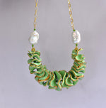 Collana con perle barocche e ruches in ceramica dipinta oro 24k