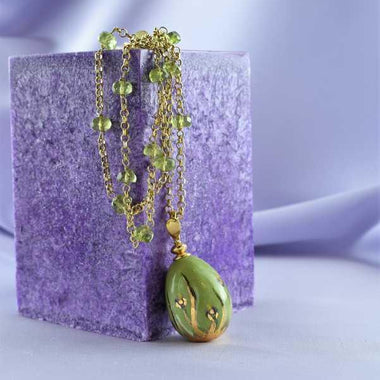 Collana in argento placcato oro 18k con peridoto e ceramica dipinta a mano oro zecchino a terzo fuoco