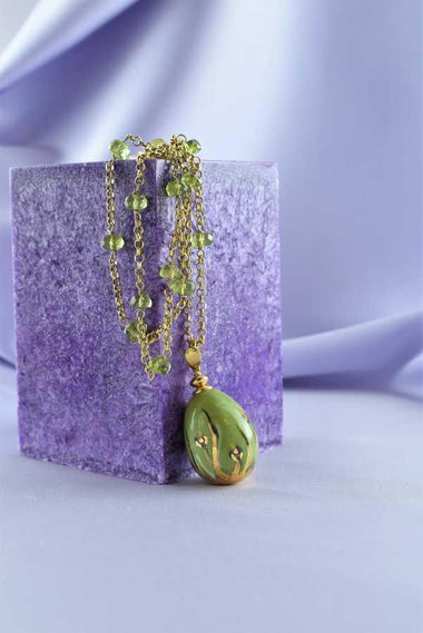 Collana in argento placcato oro 18k con peridoto e ceramica dipinta a mano oro zecchino a terzo fuoco