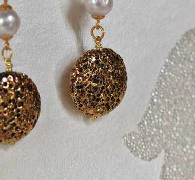 Orecchini pendenti in argento e pietra lavica dipinta con oro 24k e perla