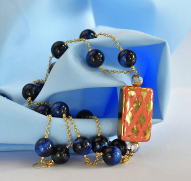 Collana con ceramica dipinta oro 24k, cristallo di rocca e occhio di tigre