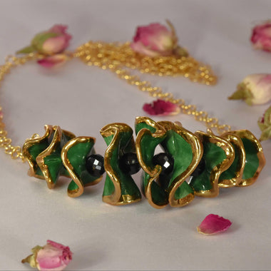 Collana con spinello e ruches in ceramica dipinta oro 24k