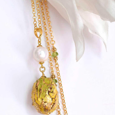 Collana con peridoto, perla e ceramica dipinta oro 24k