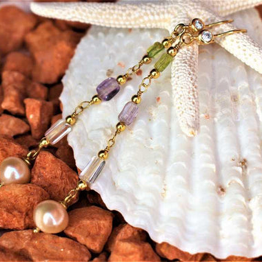 Orecchini con peridoto, ametista, cristallo di rocca e perla naturale
