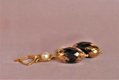 Orecchini pendenti con perle Akoya e onice dipinto oro 24k