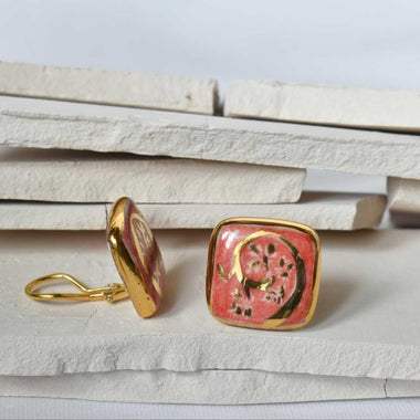 Orecchini bottone a clip in ceramica dipinta con oro 24k
