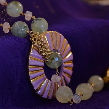 Collana lunga con prehnite e ceramica dipinta con oro 24k