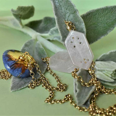 Collana lunga con ceramica dipinta oro 24k e quarzo