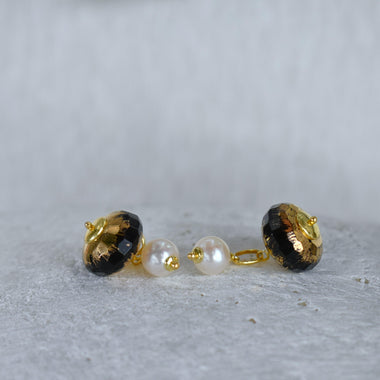 Gemelli da polso con perla e onice dipinto a mano con oro 24k