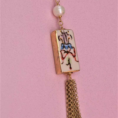 Collana lunga con ceramica dipinta a mano con oro a terzo fuoco e perla