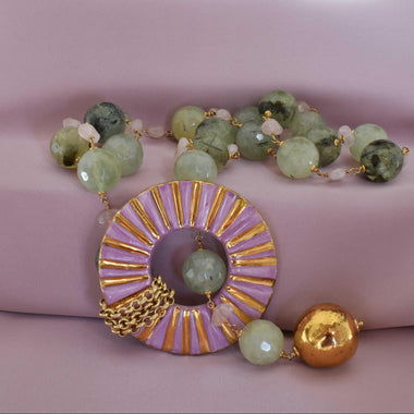 Collana lunga con prehnite e ceramica dipinta con oro 24k