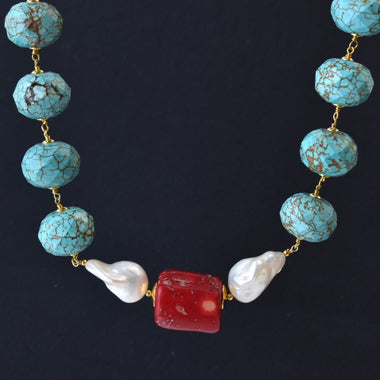 Girocollo con perle barocche, corallo bambù e Howlite color turchese 2