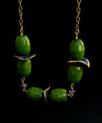 Girocollo con tanzanite, giada e ruches in ceramica dipinta con oro 24k