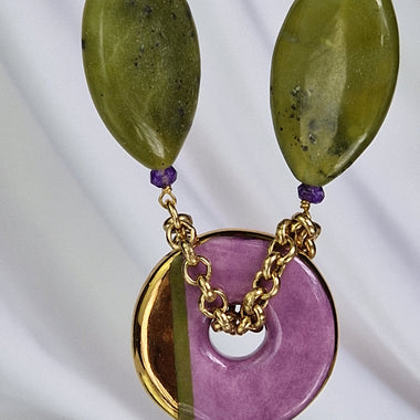 Girocollo con ametista, giada e ceramica dipinta oro 24k