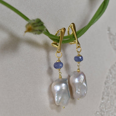 Orecchini pendenti con perle barocche e tanzanite