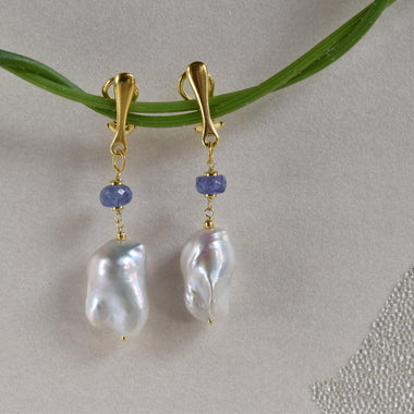 Orecchini pendenti con perle barocche e tanzanite