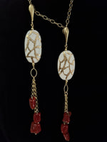 Orecchini pendenti con corallo e foglia oro zecchino