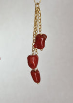 Orecchini pendenti con corallo e foglia oro zecchino