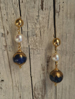 Orecchini in argento con perle Akoya e lapislazzuli dipinto con oro 24k