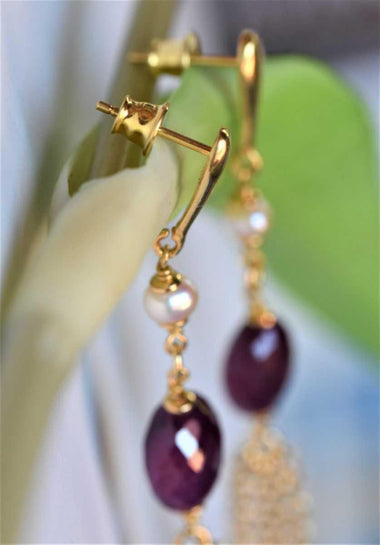 Orecchini pendenti con rubino e perle