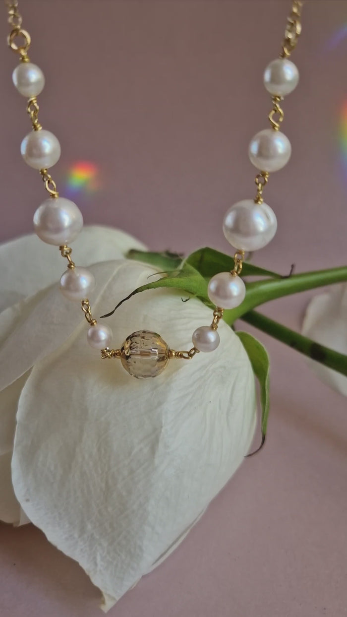 Collana con perle e cristallo di rocca dipinto oro 24k