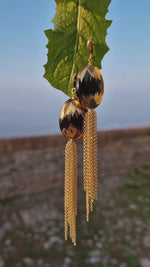 Orecchini lunghi con nappa e onice dipinto oro 24k