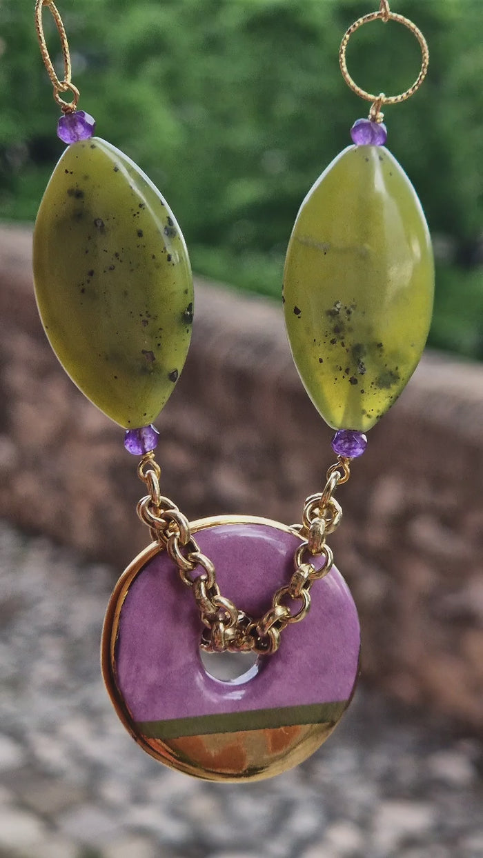 Girocollo con ametista, giada e ceramica dipinta oro 24k