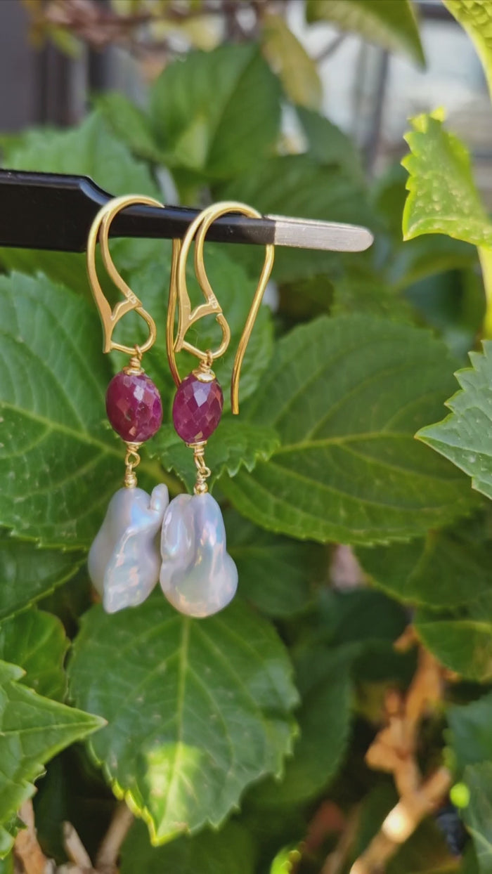 Orecchini a monachella donna con perle barocche e rubini