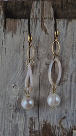 Orecchini a perno con perle e agata