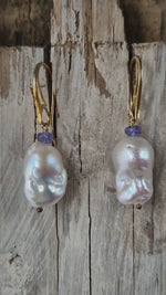 Orecchini a monachella aperta con perle barocche e tanzanite