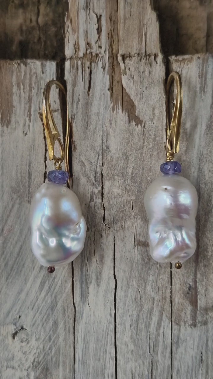 Orecchini a monachella aperta con perle barocche e tanzanite