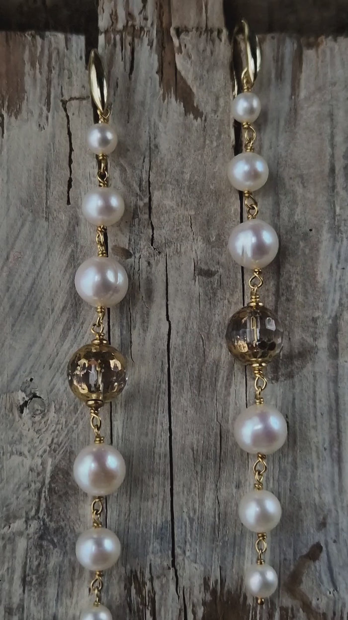 Orecchini a monachella con perle e quarzo dipinto oro 24k