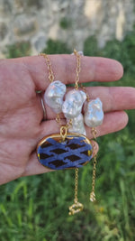 Collana con perle barocche e ceramica dipinta a mano pied de poule con oro 24k