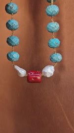Girocollo con perle barocche, corallo bambù e Howlite color turchese