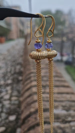 Orecchini lunghi con la tanzanite