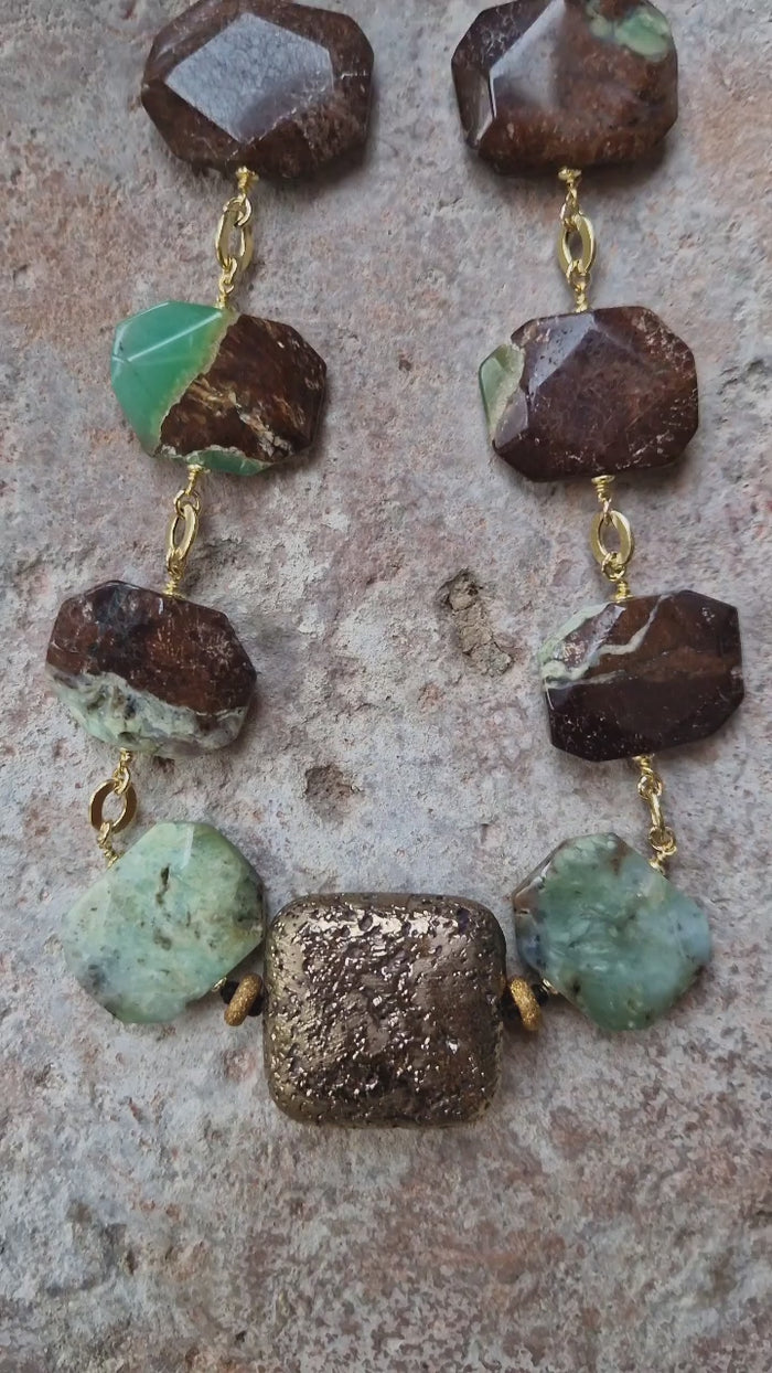 Collana con crisoprasio e pietra lavica dipinta oro 24k