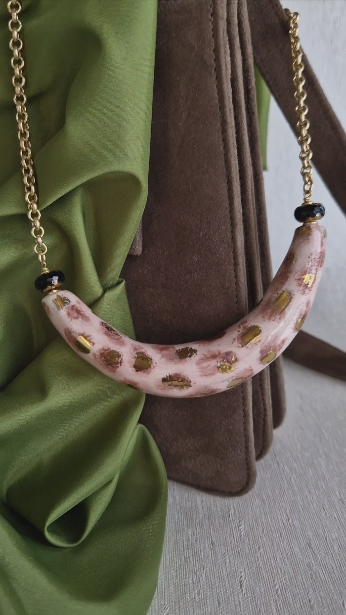 Girocollo animalier in ceramica e onice dipinto oro 24k