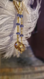 Orecchini a monachella con tanzanite e cristallo di rocca dipinto con oro 24k