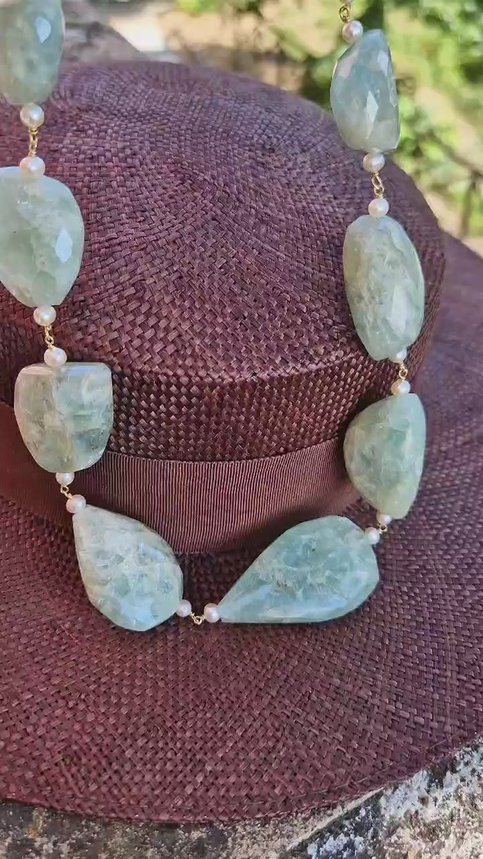 Collana con acquamarina grezza e perle