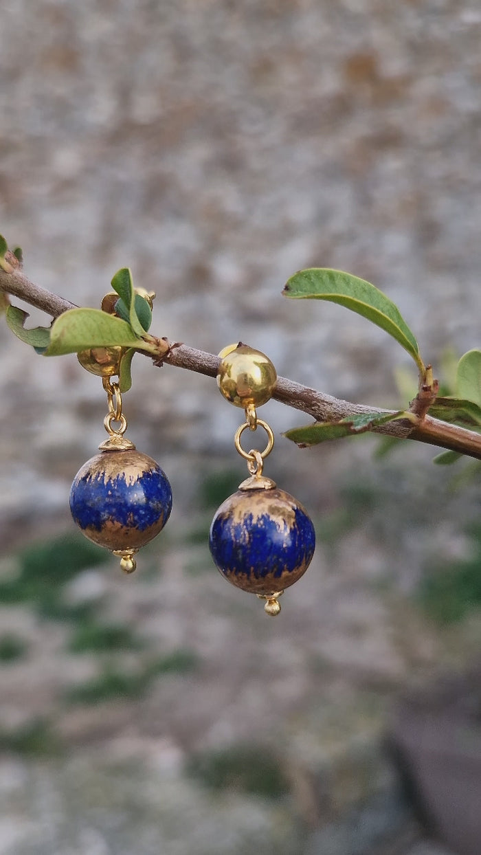 Orecchini donna a perno con lapislazzuli dipinto con oro 24k